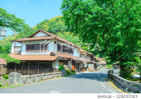 島根県　石見銀山の町並み 128201583