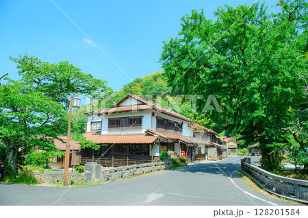島根県　石見銀山の町並み 128201584