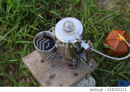 コーヒーカップとパーコレーター 128202211