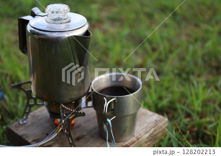 コーヒーカップとパーコレーター 128202213