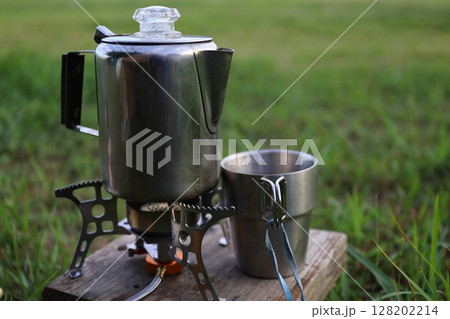 コーヒーカップとパーコレーター 128202214