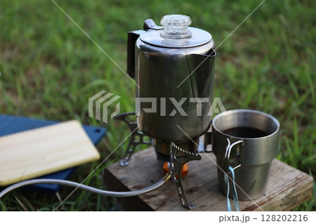 コーヒーカップとパーコレーター コーヒーカップとパーコレーター 128202216