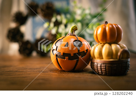 ハロウィンのかぼちゃと小さなカボチャ 128202240