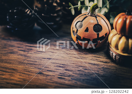 ハロウィンのかぼちゃと小さなカボチャ 128202242