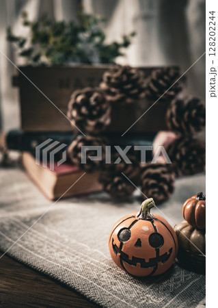 ハロウィンのかぼちゃと小さなカボチャ 128202244