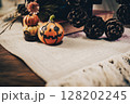ハロウィンのかぼちゃと小さなカボチャ 128202245