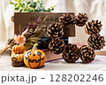 ハロウィンのかぼちゃと小さなカボチャ 128202246