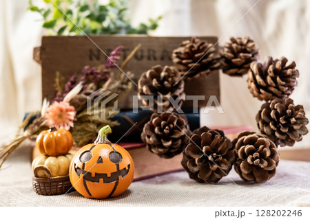 ハロウィンのかぼちゃと小さなカボチャ ハロウィンのかぼちゃと小さなカボチャ 128202246