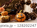 ハロウィンのかぼちゃと小さなカボチャ 128202247