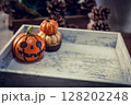 ハロウィンのかぼちゃと小さなカボチャ 128202248