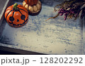 ハロウィンのかぼちゃとウッドトレー 128202292