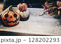 ハロウィンのかぼちゃとウッドトレー 128202293