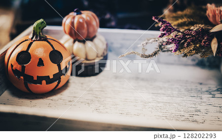 ハロウィンのかぼちゃとウッドトレー 128202293