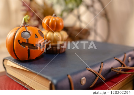 ハロウィンのかぼちゃと古い手帳と古書 128202294