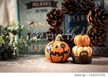 ハロウィンのかぼちゃと松ぼっくり 128202295