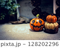ハロウィンのかぼちゃと小さなカボチャ 128202296