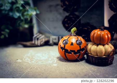 ハロウィンのかぼちゃと小さなカボチャ 128202296
