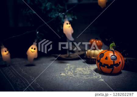 ハロウィンのかぼちゃとお化けのガーランド 128202297