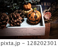 ハロウィンのかぼちゃと松ぼっくり 128202301
