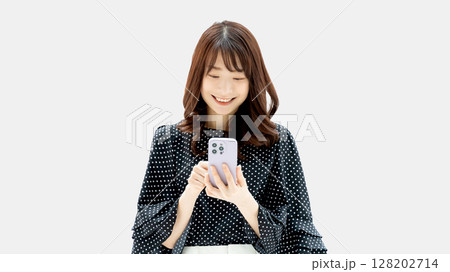 スマートフォンを使う笑顔の女性・ビジネスウーマン 128202714