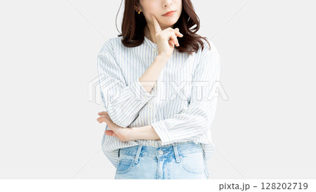 考えごとをする女性 考えごとをする女性 128202719
