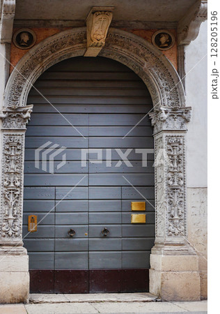 Old medieval front door at Verona, Italy. 128205196