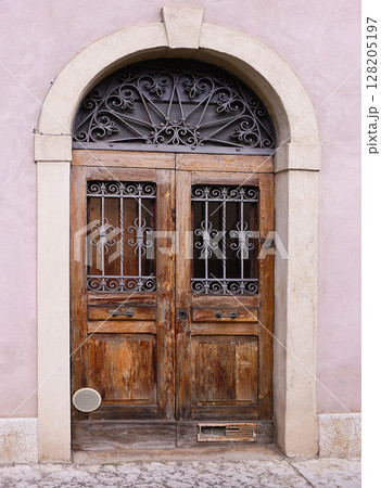 Old medieval front door at Verona, Italy. 128205197