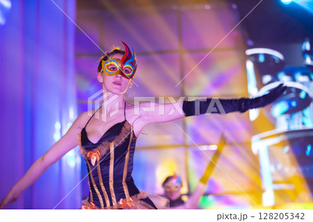 Beautiful girls from the variety show are dancing on stage.Dancers in white dresses perform modern dance cabaret 128205342