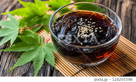 青もみじを添えて涼しげに演出されたところてんの俯瞰、日本の夏の風物詩を表現 青もみじを添えて涼しげに演出されたところてんの俯瞰、日本の夏の風物詩を表現 128205596