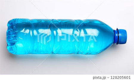 白い背景に横向きで置かれた液体入りのペットボトル、水分補給やリサイクルのイメージ 128205601