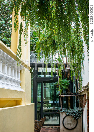 カフェのエントランス 128206505