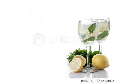 Hugo Spritz cocktail in glass Hugo Spritz cocktail in glass 128208002
