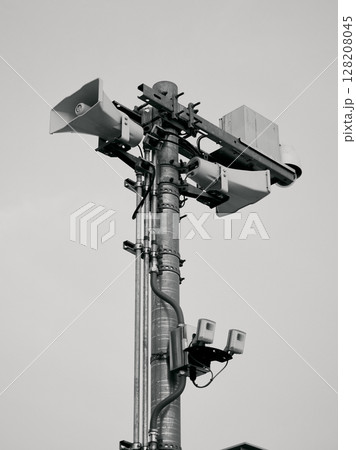 多数の機器が取り付けられた鉄柱 128208045