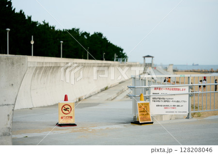 ビーチの入り口にある遊泳禁止の看板 128208046
