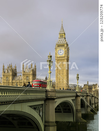 イギリス・ロンドン　ウェストミンスター橋・ビッグベン / London, UK 128209774