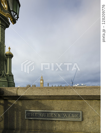 イギリス・ロンドン　テムズ川沿いの遊歩道「THE QUEEN'S WALK」の銘板 / London 128209776