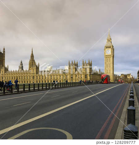イギリス・ロンドン　ウェストミンスター橋・英国議会議事堂 / London, UK 128209777