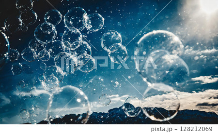 青空を舞うシャボン玉の群れ ／ 軽やかさと幻想感を演出するビジュアル素材 128212069