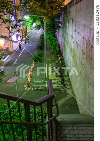 細い路地の階段 128212476