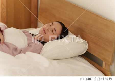 夜ベッドで寝る女性 128212939