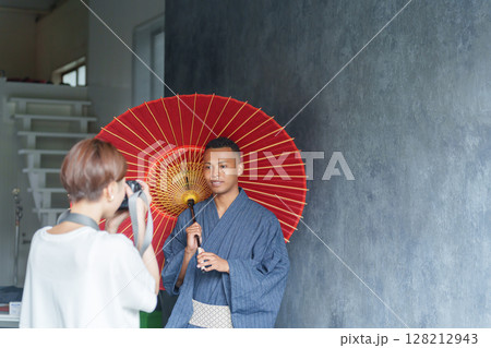浴衣を着た外国人観光客と撮影するカメラマン 128212943