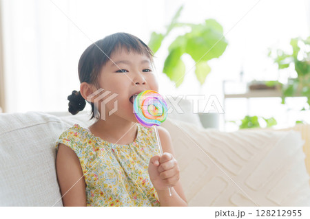 お菓子の飴を食べる子供 お菓子の飴を食べる子供 128212955