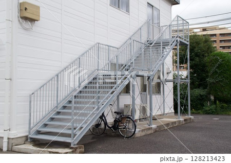 鉄骨の屋外階段 鉄骨の屋外階段 128213423