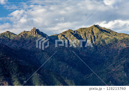 日本百名山宮之浦岳と翁岳 世界自然遺産屋久島(秋 日本百名山宮之浦岳と翁岳 世界自然遺産屋久島(秋 128213760