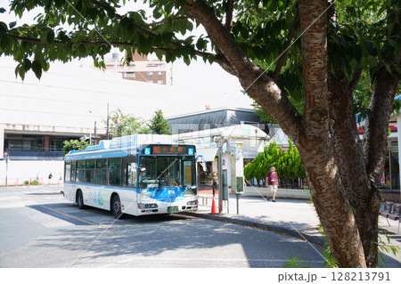 夏の始まりを感じる光の色とバス（川崎市 鷺沼駅バスロータリー） 128213791