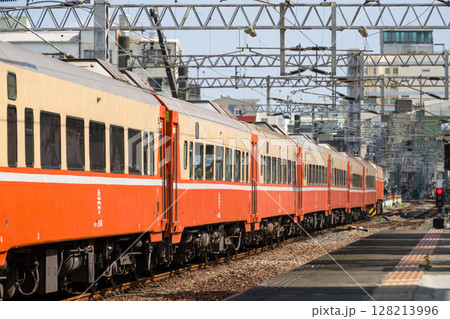 「莒光号」の客車です　台湾の客車急行列車として走ります 128213996