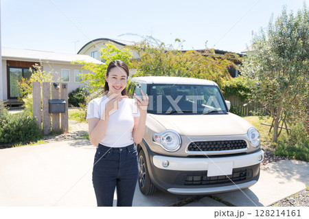 車の前に立つ若い女性 車の前に立つ若い女性 128214161