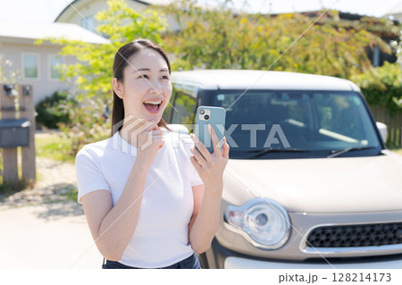 車の前に立つ20代女性 車の前に立つ20代女性 128214173