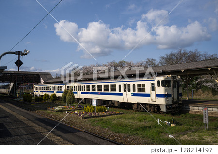 後藤寺線と日田彦山線の交換駅である田川後藤寺駅に停車するキハ40系気動車 128214197