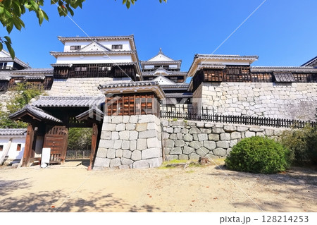 【愛媛県】秋晴れの松山城天守(現存12天守) 【愛媛県】秋晴れの松山城天守(現存12天守) 128214253